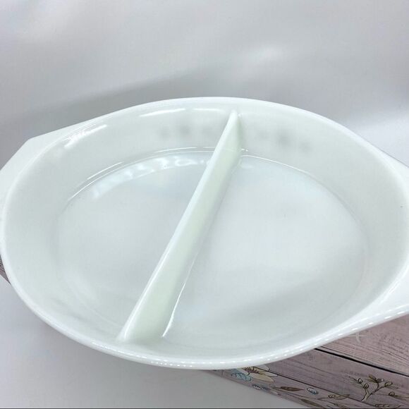 Vintage Pyrex Town and County Divided Casserole Dish - Picture 7 of 9